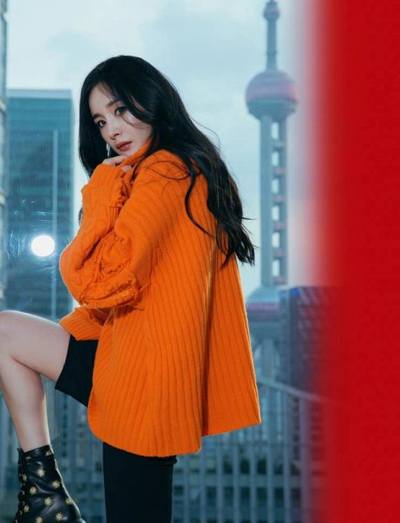 Dương Mịch chơi trội với kiểu lên đồ trên đông dưới hè-1