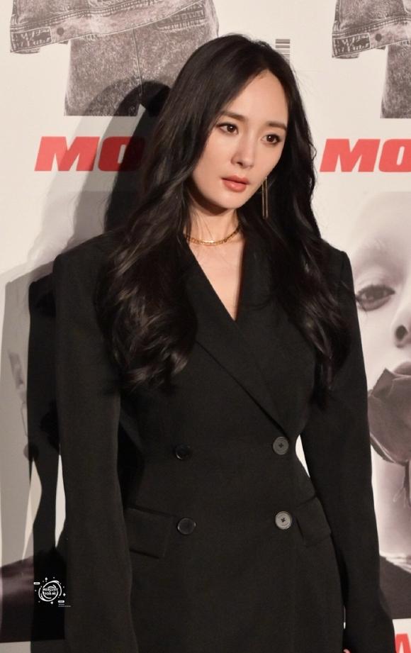 Dương Mịch chơi trội với kiểu lên đồ trên đông dưới hè-5