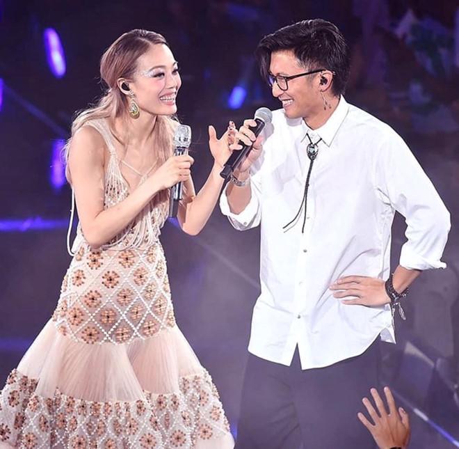 Dung Tổ Nhi chứng tỏ quyền lực, mời nửa showbiz Hong Kong dự show-7