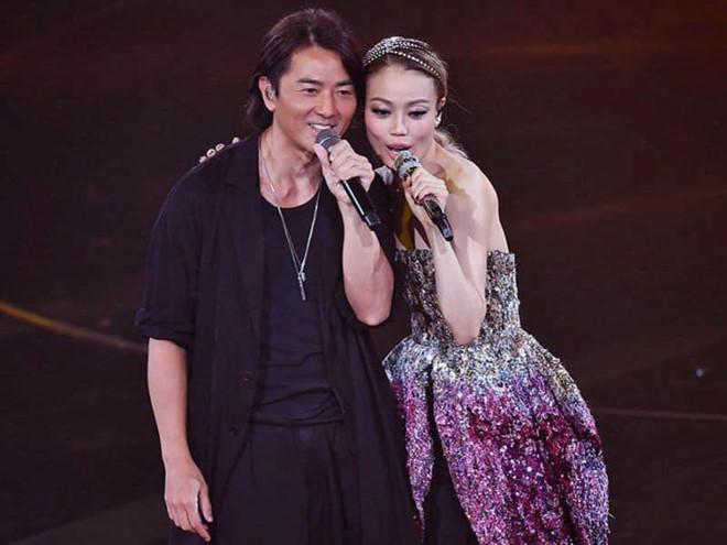 Dung Tổ Nhi chứng tỏ quyền lực, mời nửa showbiz Hong Kong dự show-5