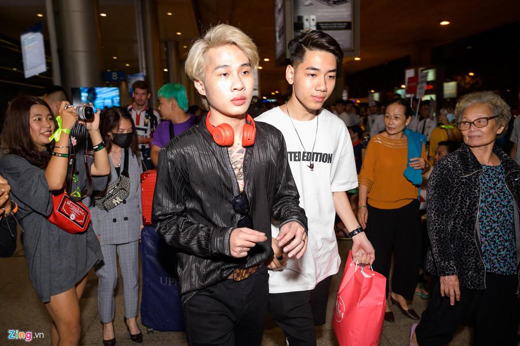 Hàng trăm người hâm mộ vây kín Jack, K-ICM ở sân bay lúc đêm muộn-1