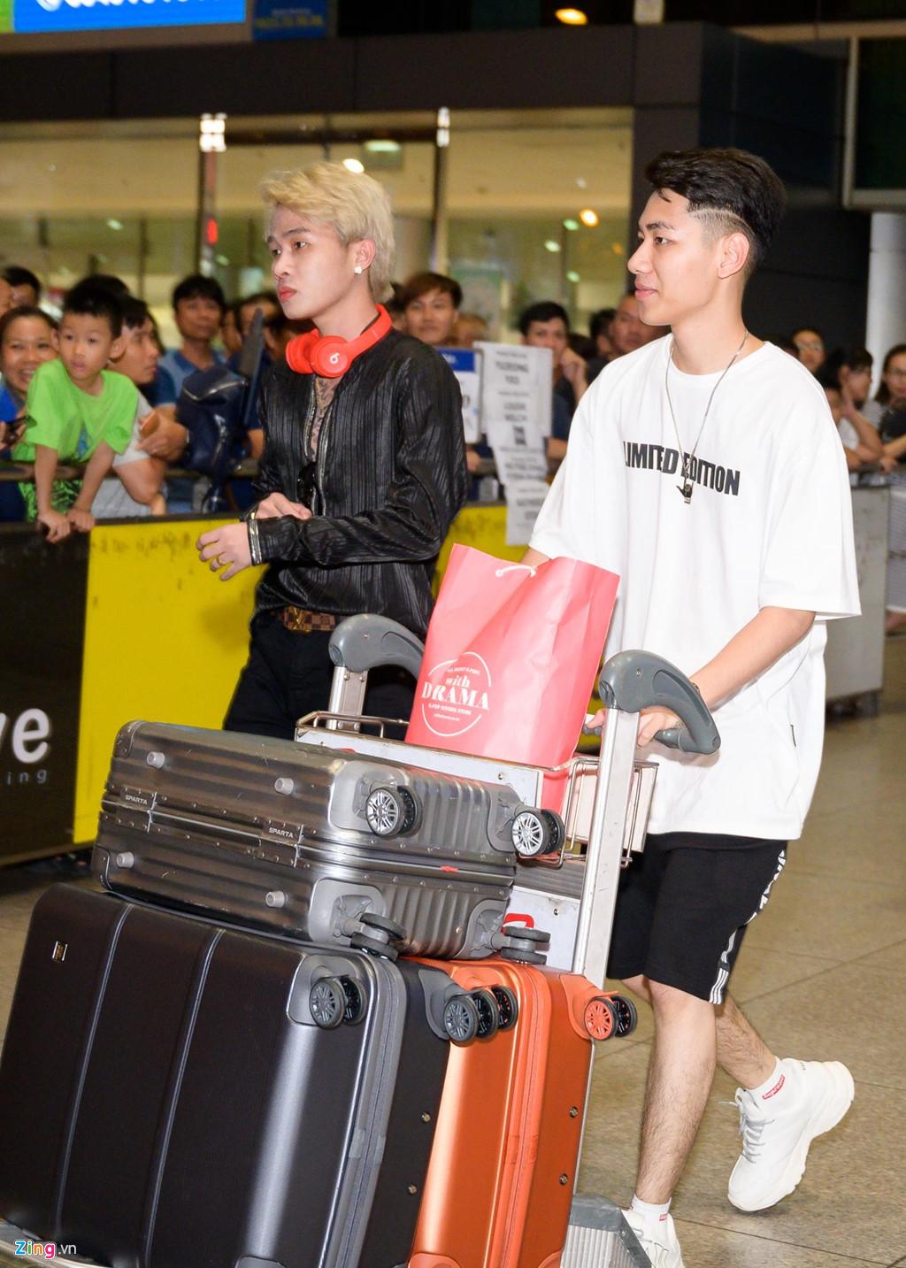 Hàng trăm người hâm mộ vây kín Jack, K-ICM ở sân bay lúc đêm muộn-5