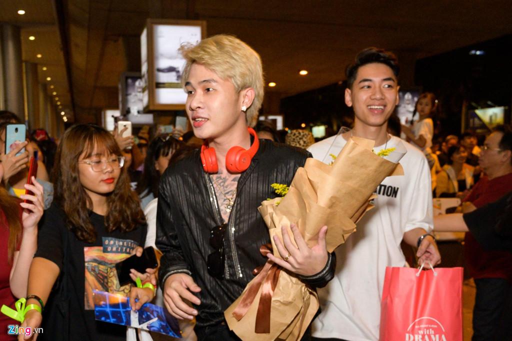 Hàng trăm người hâm mộ vây kín Jack, K-ICM ở sân bay lúc đêm muộn-7