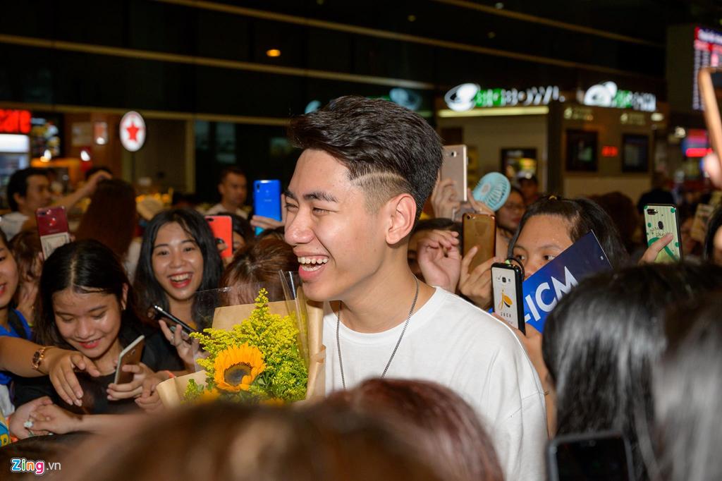 Hàng trăm người hâm mộ vây kín Jack, K-ICM ở sân bay lúc đêm muộn-8