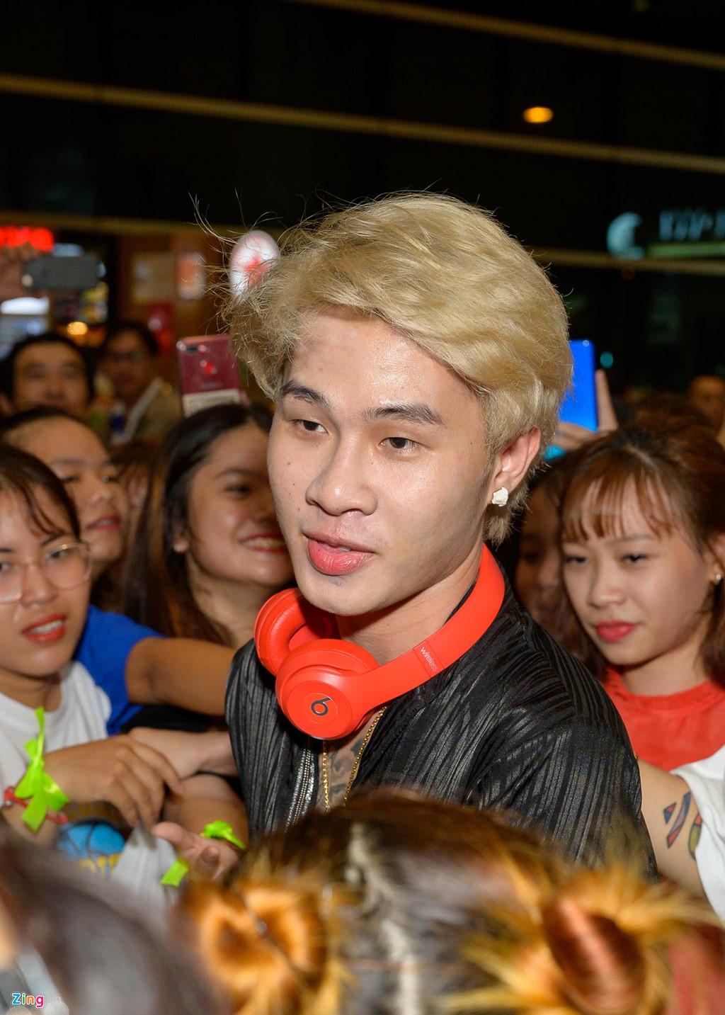 Hàng trăm người hâm mộ vây kín Jack, K-ICM ở sân bay lúc đêm muộn-9