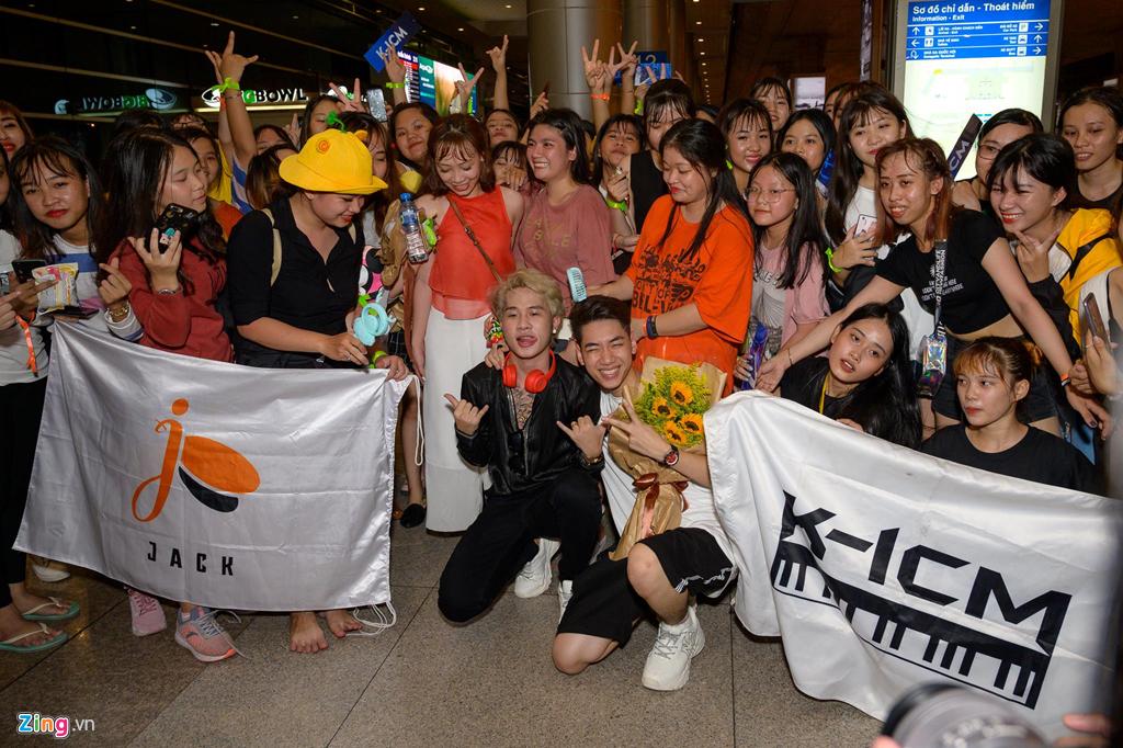 Hàng trăm người hâm mộ vây kín Jack, K-ICM ở sân bay lúc đêm muộn-10