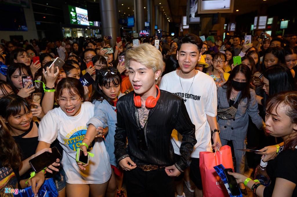 Hàng trăm người hâm mộ vây kín Jack, K-ICM ở sân bay lúc đêm muộn-6