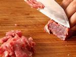 Dùng dầu lạnh hay nóng để xào thịt bò, nhiều người làm sai khiến thịt dai khô và dính chảo