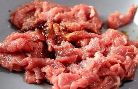 Dùng dầu lạnh hay nóng để xào thịt bò, nhiều người làm sai khiến thịt dai khô và dính chảo-2