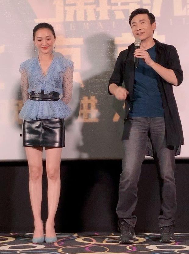 Giữa tin đồn đăng ký kết hôn với con gái của tình địch, Châu Tấn khi thì khoe xương quai xanh gợi cảm, lúc lại phô diễn đôi chân nuột nà tuổi 44-3