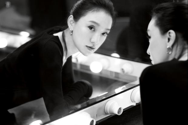 Giữa tin đồn đăng ký kết hôn với con gái của tình địch, Châu Tấn khi thì khoe xương quai xanh gợi cảm, lúc lại phô diễn đôi chân nuột nà tuổi 44-6