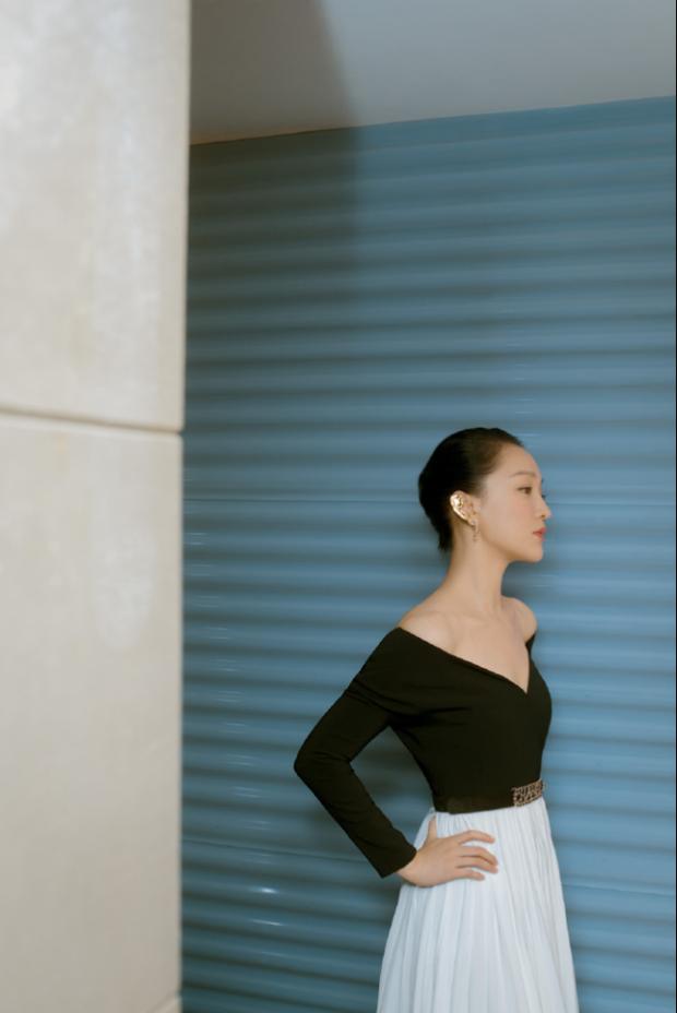 Giữa tin đồn đăng ký kết hôn với con gái của tình địch, Châu Tấn khi thì khoe xương quai xanh gợi cảm, lúc lại phô diễn đôi chân nuột nà tuổi 44-7