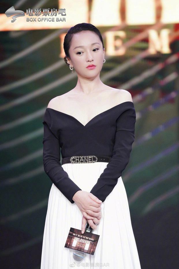 Giữa tin đồn đăng ký kết hôn với con gái của tình địch, Châu Tấn khi thì khoe xương quai xanh gợi cảm, lúc lại phô diễn đôi chân nuột nà tuổi 44-10