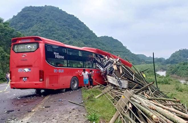 Xe khách đâm xe tải làm 2 người chết, 14 người bị thương-1