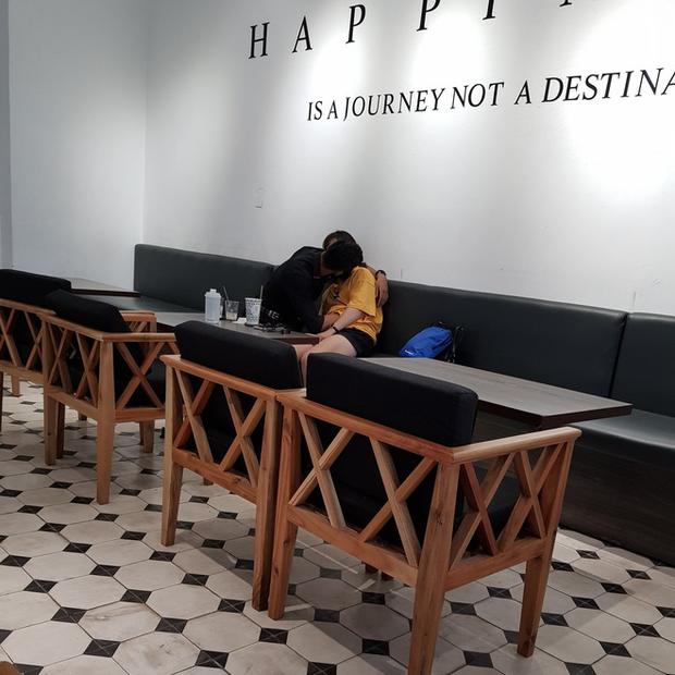 Ngứa mắt đôi tình nhân trẻ ôm hôn, sờ soạng thân thể nhau ngay trong quán tại quán cafe ở Sài Gòn-1