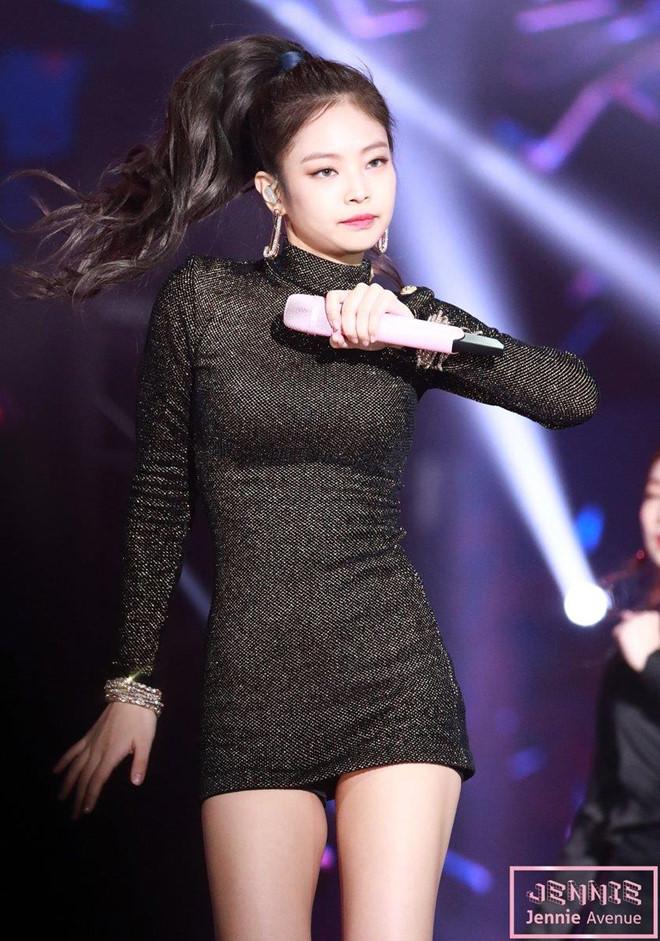 Jennie toàn mặc đồ ngắn cũn, fan BlackPink đòi đổi ngay stylist-3