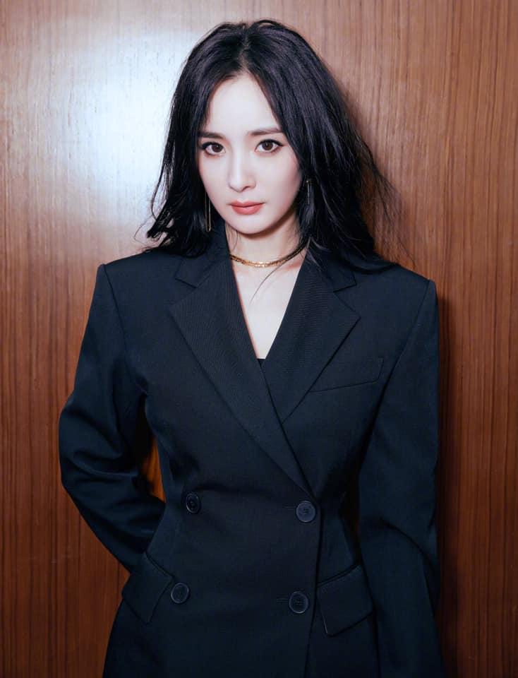 Dương Mịch đẹp sắc sảo, quyến rũ giữa tin đồn hẹn hò trai trẻ-1