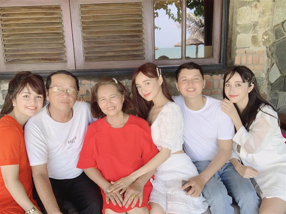 Khuôn mặt được khen đẹp lên nhiều nhưng Nhã Phương vẫn bị dân mạng soi ra khuyết điểm của mẹ bỉm sữa vất vả-11