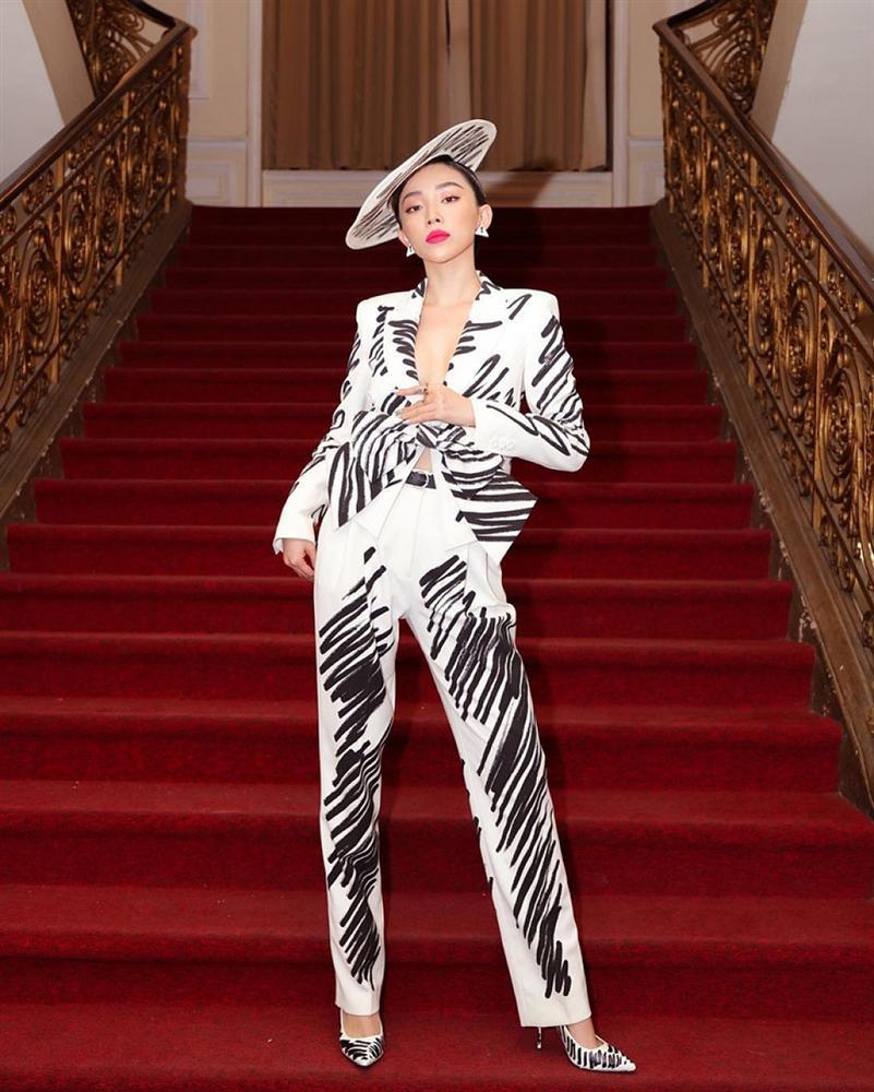 Mặc lại thiết kế Moschino, IU chặt đẹp dàn mỹ nhân châu Á từ Tóc Tiên, Lâm Tâm Như nhờ chiêu mix đồ chẳng giống ai-4