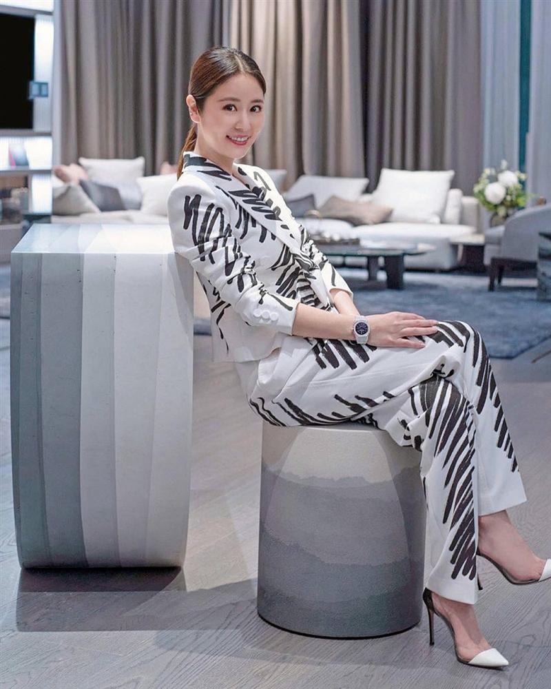 Mặc lại thiết kế Moschino, IU chặt đẹp dàn mỹ nhân châu Á từ Tóc Tiên, Lâm Tâm Như nhờ chiêu mix đồ chẳng giống ai-7