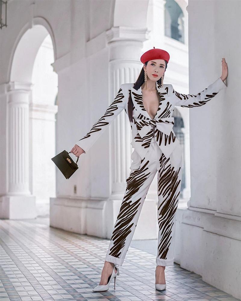 Mặc lại thiết kế Moschino, IU chặt đẹp dàn mỹ nhân châu Á từ Tóc Tiên, Lâm Tâm Như nhờ chiêu mix đồ chẳng giống ai-8