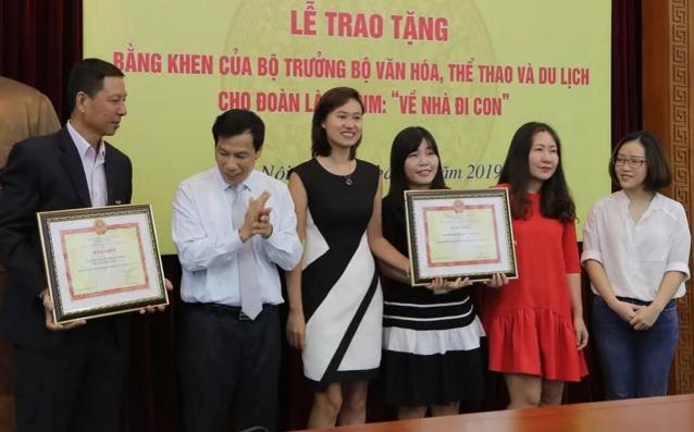 Ê-kíp Về nhà đi con vinh dự được Bộ trưởng Bộ Văn hóa, Thể thao và du lịch trao bằng khen-2