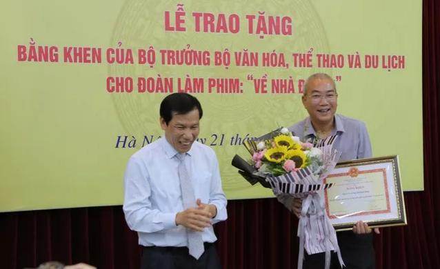 Ê-kíp Về nhà đi con vinh dự được Bộ trưởng Bộ Văn hóa, Thể thao và du lịch trao bằng khen-3