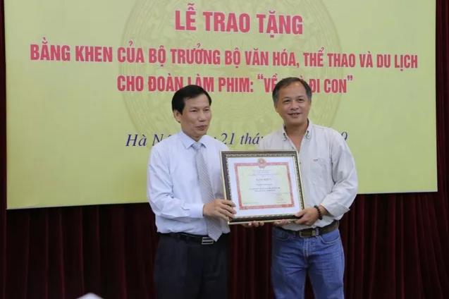 Ê-kíp Về nhà đi con vinh dự được Bộ trưởng Bộ Văn hóa, Thể thao và du lịch trao bằng khen-4