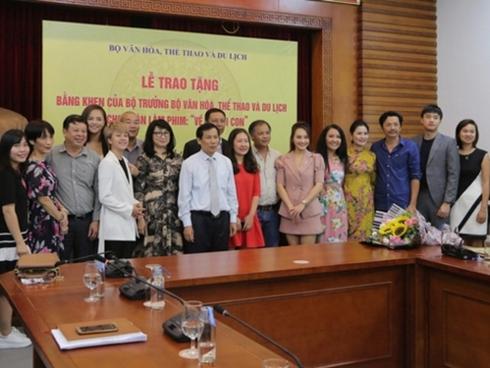 Ê-kíp 'Về nhà đi con' vinh dự được Bộ trưởng Bộ Văn hóa, Thể thao và du lịch trao bằng khen