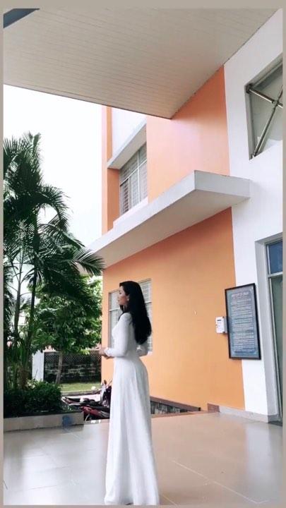 Người ta mặc áo dài, tóc xõa thì dịu dàng, ý tứ chứ HHen Niê thì hào hứng... chui rào-1