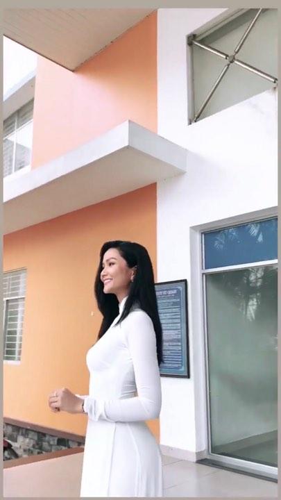 Người ta mặc áo dài, tóc xõa thì dịu dàng, ý tứ chứ HHen Niê thì hào hứng... chui rào-3