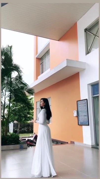 Người ta mặc áo dài, tóc xõa thì dịu dàng, ý tứ chứ HHen Niê thì hào hứng... chui rào-4