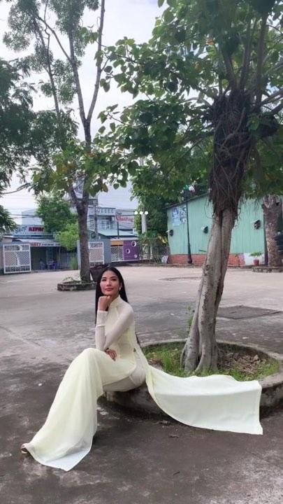 Người ta mặc áo dài, tóc xõa thì dịu dàng, ý tứ chứ HHen Niê thì hào hứng... chui rào-6