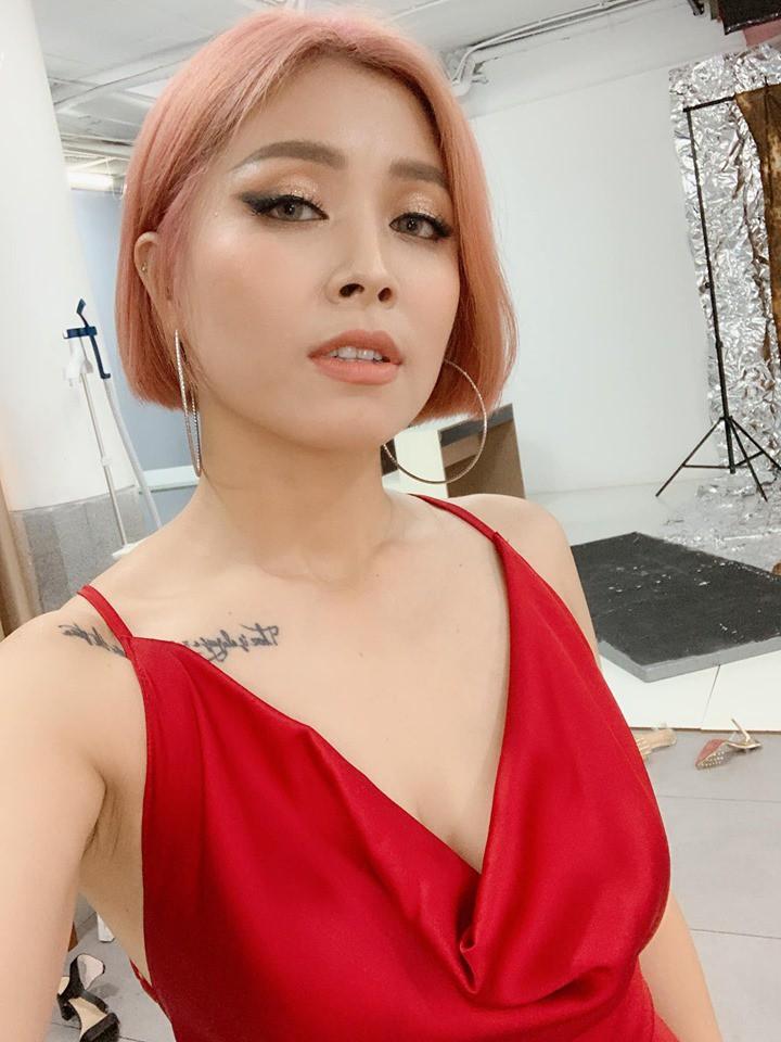 Cắt tóc ngắn còn khoe ảnh mặc gợi cảm, MC Hoàng Linh bị chê mất thanh lịch của người nhà đài-2