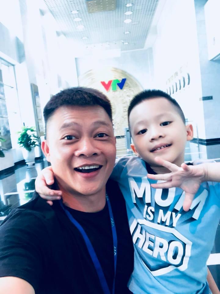 Lấy tên ca sĩ Tuấn Hưng mang ra chém gió với cô giáo, con trai 6 tuổi khiến BTV Quang Minh ngất trên cành quất-1