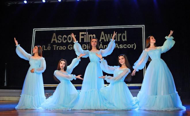 Tranh thủ lúc Subeo vắng nhà, Hồ Ngọc Hà mượn đàn của con trai hát live Vẻ đẹp 4.0 ngọt thôi rồi!-2