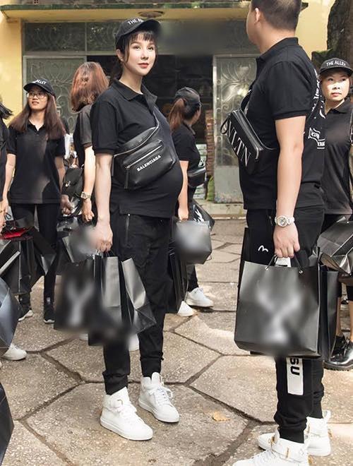 Bảo Anh bị chỉ trích khi mặc áo hiệu, đi giày cao gót làm thiện nguyện-4