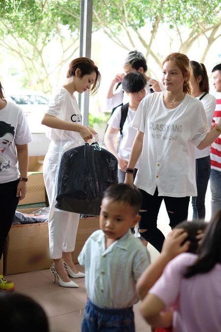 Bảo Anh bị chỉ trích khi mặc áo hiệu, đi giày cao gót làm thiện nguyện-1