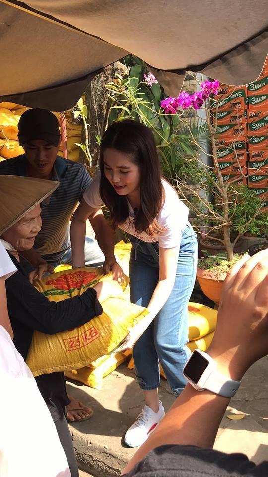 Bảo Anh bị chỉ trích khi mặc áo hiệu, đi giày cao gót làm thiện nguyện-8