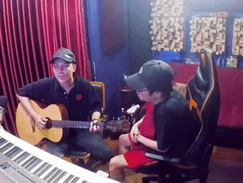 Khoảnh khắc Bùi Anh Tuấn nựng má dỗ fan nữ nín khóc khiến dân tình phát cuồng: Nhìn anh là muốn lấy chồng-10