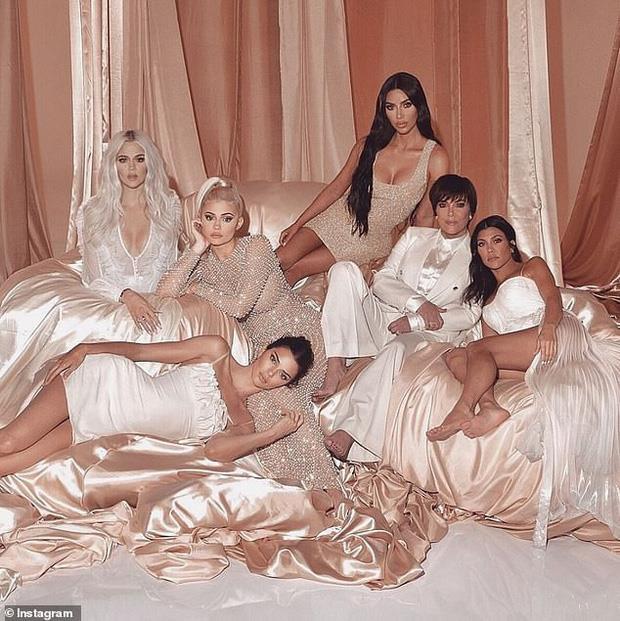 Kim Kardashian bị photoshop lỗi, xuất hiện 6 ngón chân-2