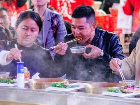 Nóng gay gắt 40 độ C, thực khách ung dung mặc áo ấm, ăn lẩu nóng