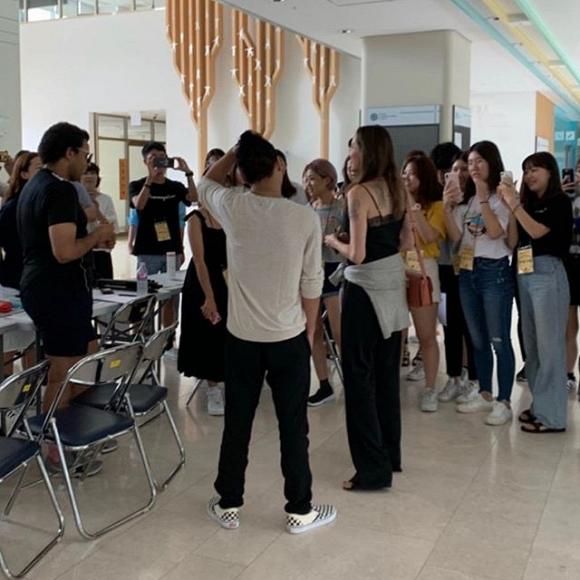Mẹ con Angelina Jolie gây náo loạn trường Đại học hàng đầu tại Hàn Quốc-1