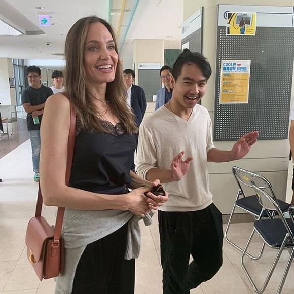 Mẹ con Angelina Jolie gây náo loạn trường Đại học hàng đầu tại Hàn Quốc-3