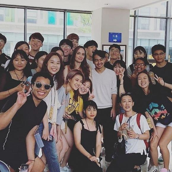 Mẹ con Angelina Jolie gây náo loạn trường Đại học hàng đầu tại Hàn Quốc-6