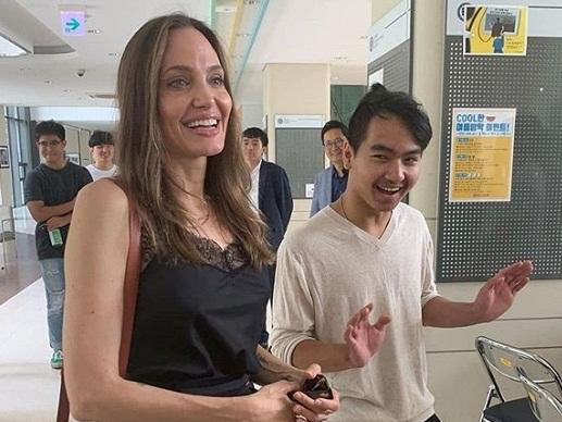 Đằng sau nụ cười của cậu con trai được Angelina Jolie chọn giao toàn bộ tài sản hàng nghìn tỷ đồng là giọt nước mắt của người mẹ nhớ con-6