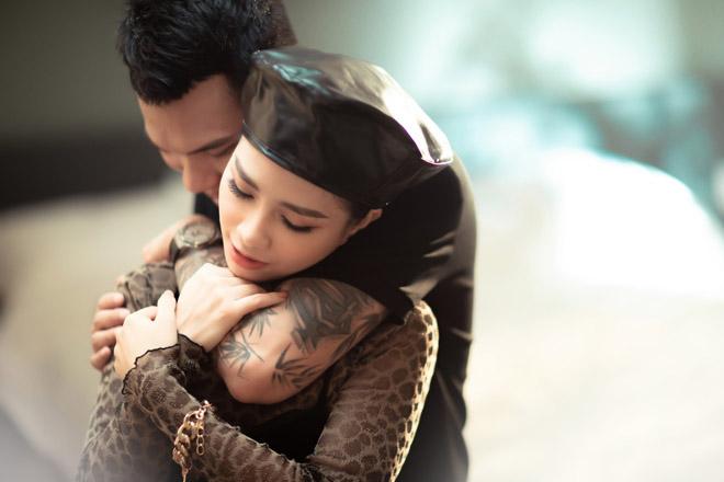 Vợ Khắc Việt có ghen khi chồng công khai ôm hôn gái lạ?-8