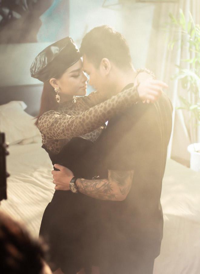 Vợ Khắc Việt có ghen khi chồng công khai ôm hôn gái lạ?-3