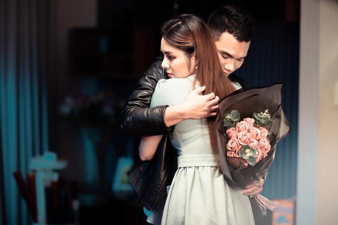 Vợ Khắc Việt có ghen khi chồng công khai ôm hôn gái lạ?-7