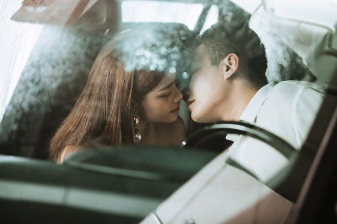 Vợ Khắc Việt có ghen khi chồng công khai ôm hôn gái lạ?-5